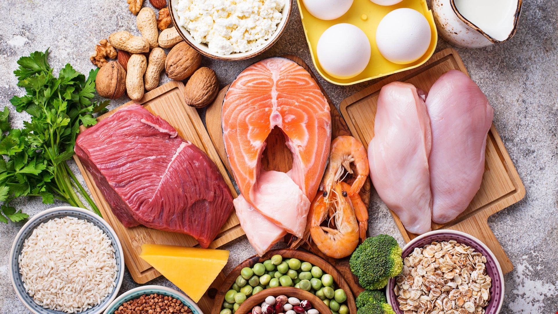 Eiweißreiche Lebensmittel wie Eier, Hähnchenbrust, Fisch, Magerquark und Skyr