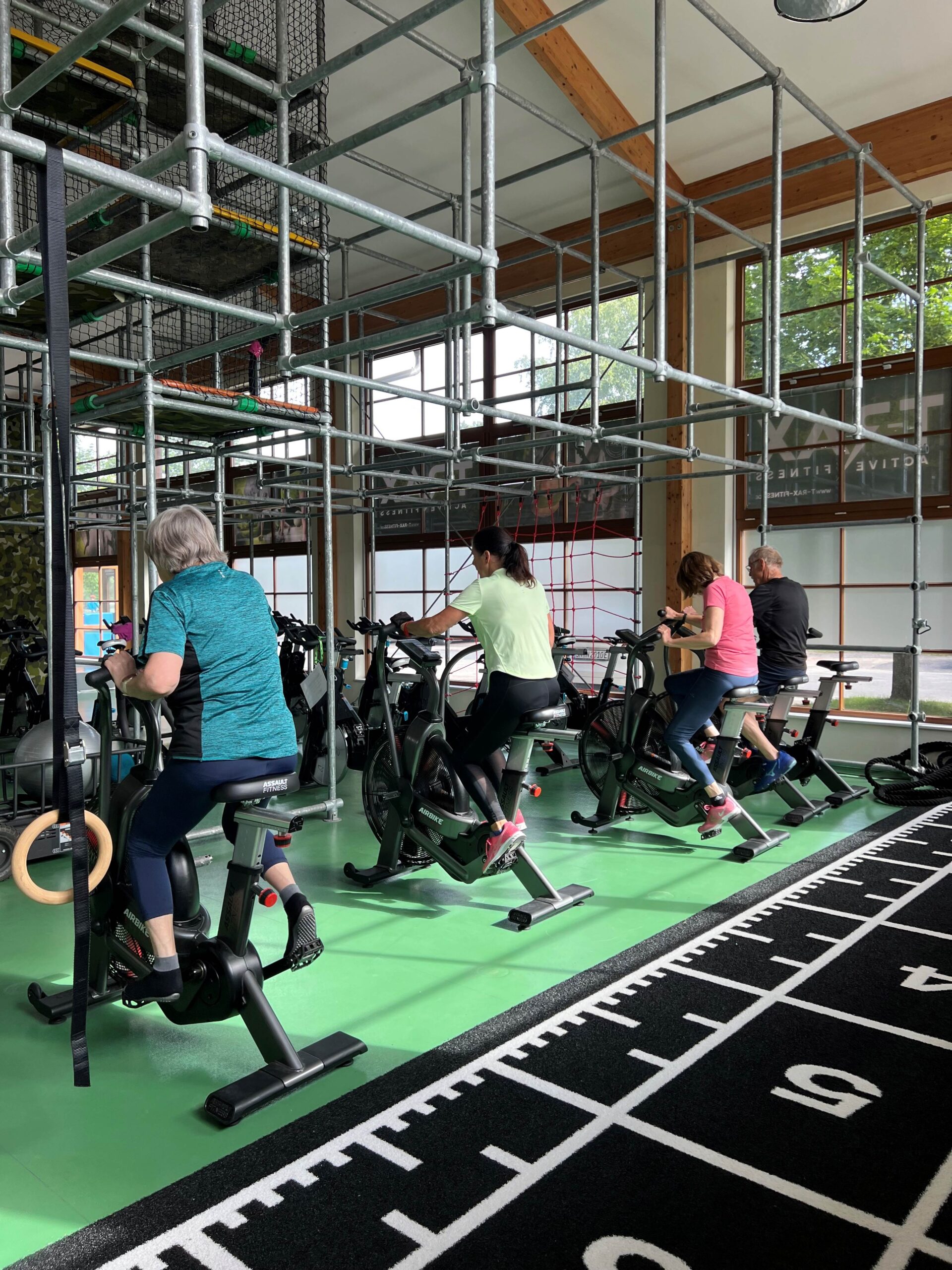 Gruppenkurs. Teilnehmer fahren auf dem Crosstrainer Fahrrad.