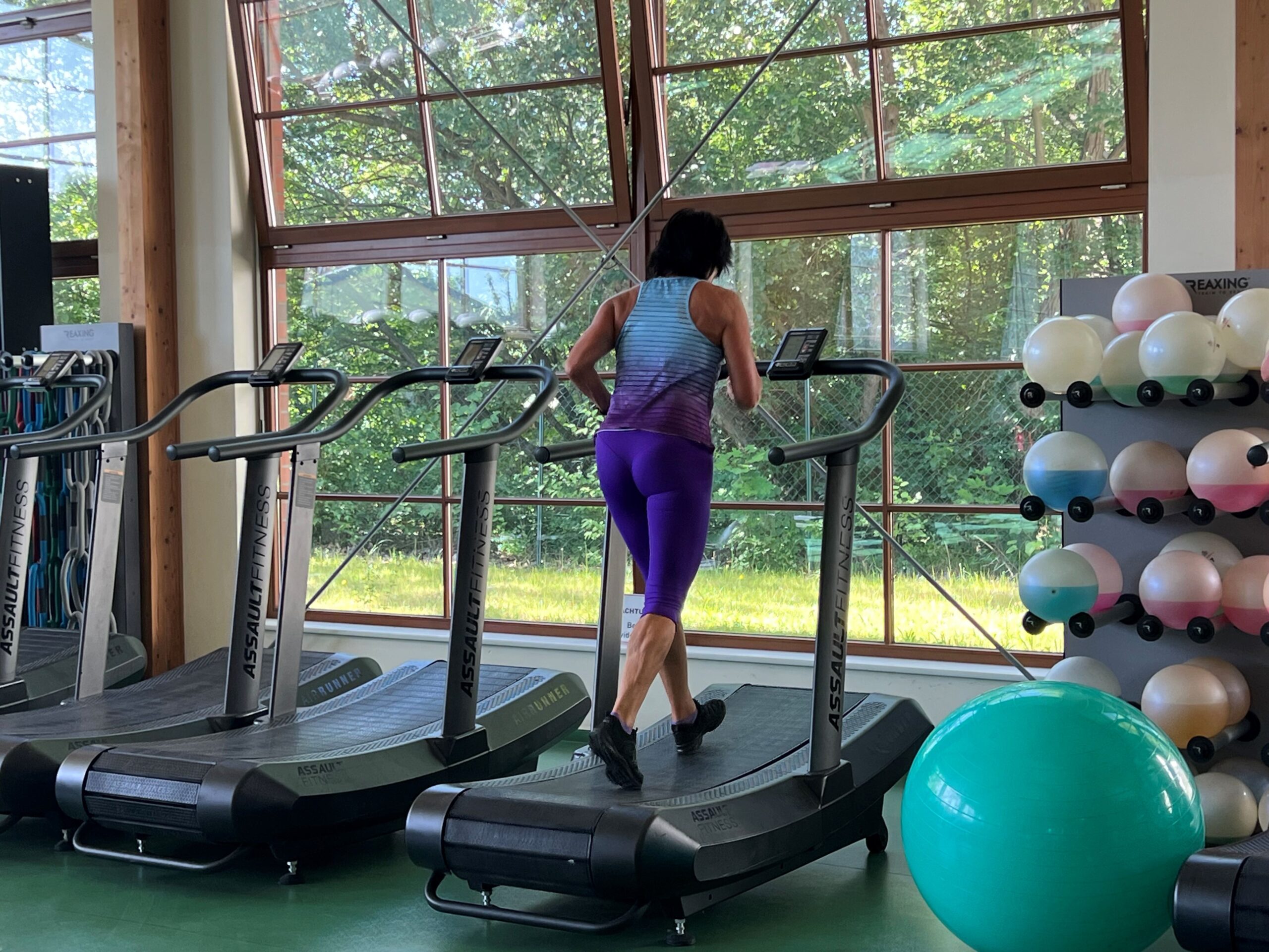 Teilnehmerin läuft auf dem Laufband